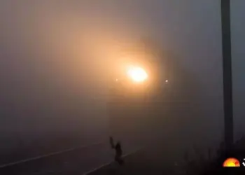 Dense Fog Disrupts Train Services in Varanasi, Delays Up to 17.5 Hours Reported
